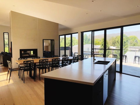 Mountain Mist Retreat - 4 Bedrooms - Accommodation Fremantle 0