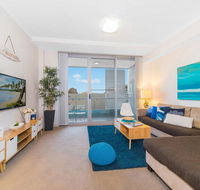 Near Airport  Train Station Stylish Two-Story Apartment - Accommodation Fremantle