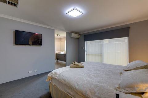 Rainbow Dream House - Accommodation Fremantle 7