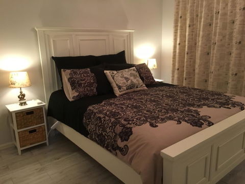 Applegate Lane Chalet - Accommodation Fremantle 8
