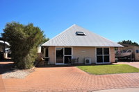 Osprey Holiday Village Unit 103/1 Bed - Perfect short stay apartment with King size bed