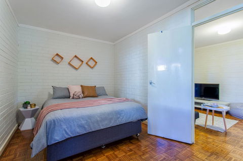 Fremantle Coastal Stay - 1 Bedroom Central Apartment - Accommodation Fremantle 0