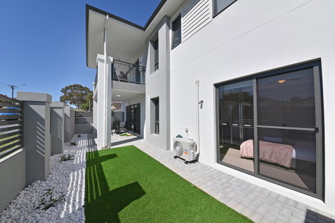 Modern Apartment Redcliffe Near Perth Airport: 0126 - Accommodation Fremantle 34
