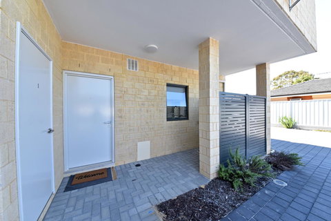 Modern Apartment Redcliffe Near Perth Airport: 0126 - Accommodation Fremantle 37