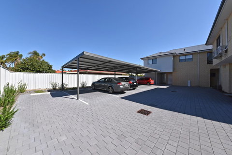 Modern Apartment Redcliffe Near Perth Airport: 0126 - Accommodation Fremantle 35