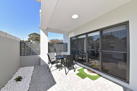 Modern Apartment Redcliffe Near Perth Airport: 0126 - Accommodation Fremantle 32