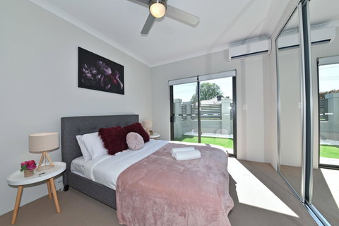 Modern Apartment Redcliffe Near Perth Airport: 0126 - Accommodation Fremantle 2