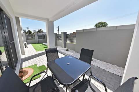 Modern Apartment Redcliffe Near Perth Airport: 0126 - Accommodation Fremantle 31