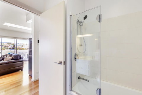 Bellerive Marina View Apartments NO 27 - Accommodation Fremantle 11