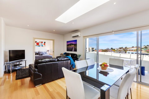 Bellerive Marina View Apartments NO 27 - Accommodation Fremantle 2