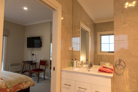 Mountain Blue Guest House - Accommodation Fremantle 13