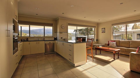 Hobart Villa - Accommodation Fremantle 4