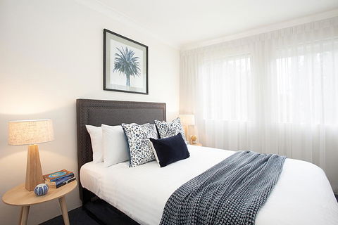 Newly-furnished 2-Bed Apartment With Gym And Pool - Accommodation Fremantle 1