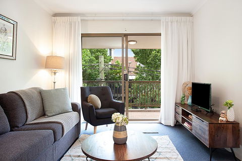 Newly-furnished 2-Bed Apartment With Gym And Pool - Accommodation Fremantle 0