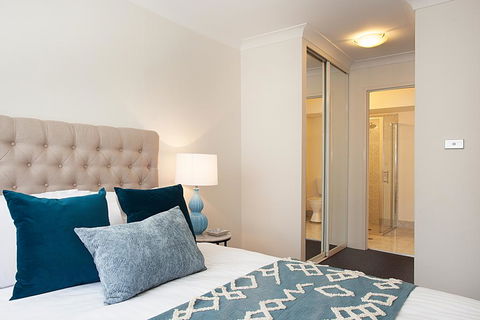Newly-furnished 2-Bed Apartment With Gym And Pool - Accommodation Fremantle 3