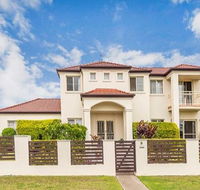 Nice home in the Regatta waters estate close to theme parks - Accommodation Fremantle