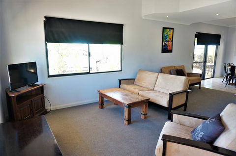 Ningaloo Breeze Villa 10 - 3 Bedroom Fully Self-Contained Disabled-Friendly Accommodation - Accommodation Fremantle 2