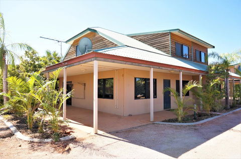 Ningaloo Breeze Villa 10 - 3 Bedroom Fully Self-Contained Disabled-Friendly Accommodation - Accommodation Fremantle 0
