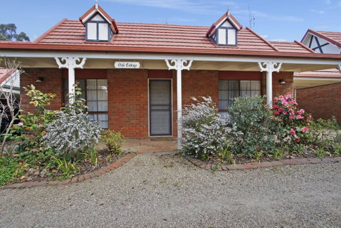 Oak Cottage - Tudor Village Unit 5 - Accommodation Fremantle 0
