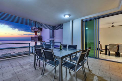 Oceana Darwin Central Oceanfront 3 Bedroom 2 Lounge Room Pool Gym Tennis Court Sleeps 9 - Accommodation Fremantle 2