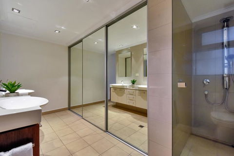 Oceana Darwin Central Oceanfront 3 Bedroom 2 Lounge Room Pool Gym Tennis Court Sleeps 9 - Accommodation Fremantle 3