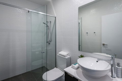 Oxford Steps - Executive 2BR Bulimba Apartment Across From The Park On Oxford St - Accommodation Fremantle 3