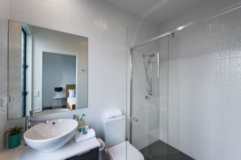 Oxford Steps - Executive 2BR Bulimba Apartment Across From The Park On Oxford St - Accommodation Fremantle 2