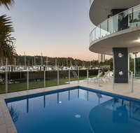 Pavillions 12 - Waterfront Spacious 4 Bedroom With Own Inground Pool And Golf Buggy - Accommodation Fremantle