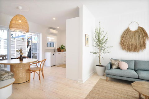 Pine At Arlo's - Refined Luxury In Glenelg - Accommodation Fremantle 2