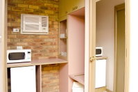 Pines Country Club Motor Inn