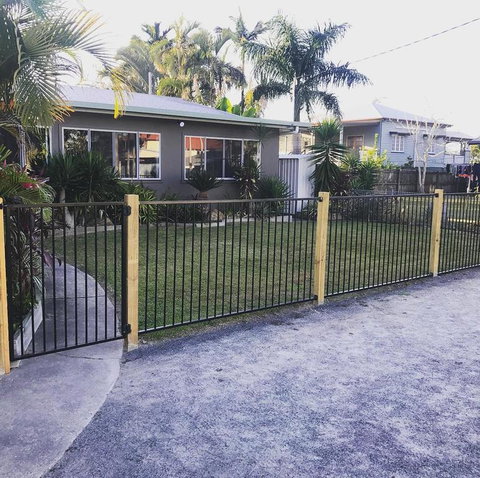 QUIRKY QUEENSLANDER 6 BEDROOM HOME - Accommodation Fremantle 0