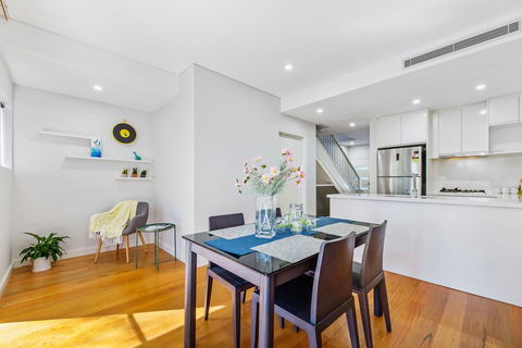 Relax In A Spacious & Modern Townhouse In Asquith - Accommodation Fremantle 2