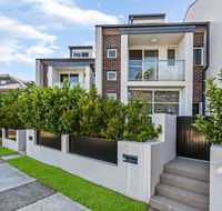 Relax in a Spacious  Modern Townhouse in Asquith - Accommodation Fremantle