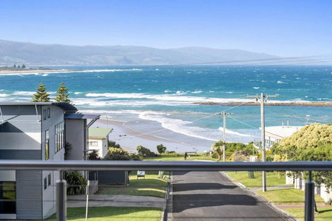 SEA SPECTACULAR - Seconds From The Beach! - Accommodation Fremantle 0