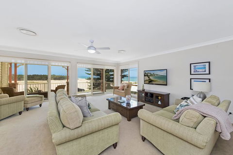 SEASCAPE - An Enticing Lakeside Escape - Accommodation Fremantle 1