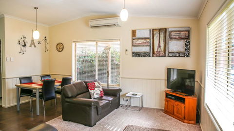 Silver Birches Holiday Village : Unit 8 - Accommodation Fremantle 0