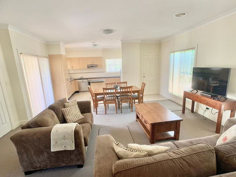 Spacious 2 Bed, 2 Bath Villa - Central Location - Quiet - Accommodation Fremantle 0