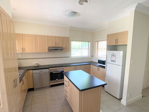 Spacious 2 Bed, 2 Bath Villa - Central Location - Quiet - Accommodation Fremantle 1