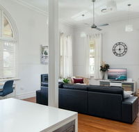 Spacious 2-bed 2-bath Home with Parking and Balcony - Accommodation Fremantle