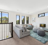 Spacious 4-Bed House with Parking and Backyard - Accommodation Fremantle