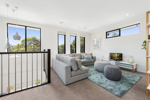 Spacious 4-Bed House With Parking And Backyard - Accommodation Fremantle 0