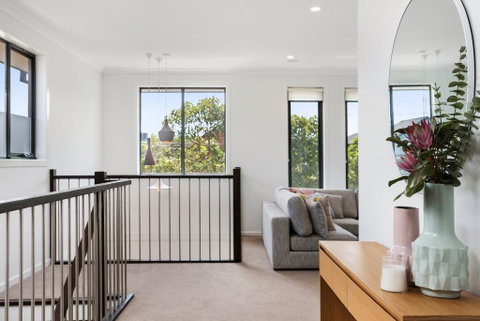 Spacious 4-Bed House With Parking And Backyard - Accommodation Fremantle 1