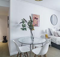 Spacious Apt V Stylish Furniture Pool GYM - Accommodation Fremantle