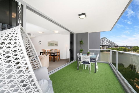 Spacious Executive 3 Bedroom - Brisbane CBD - Views - Pool - WIFI - Free Parking - Accommodation Fremantle 1