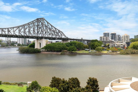 Spacious Executive 3 Bedroom - Brisbane CBD - Views - Pool - WIFI - Free Parking - Accommodation Fremantle 0