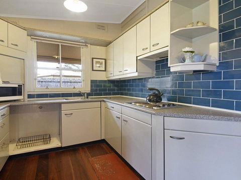 Station Masters Cottage - Classic Quaint & Nostalgia - Accommodation Fremantle 1