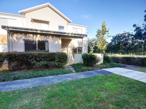 Stunning Holiday Townhouse - Accommodation Fremantle 0