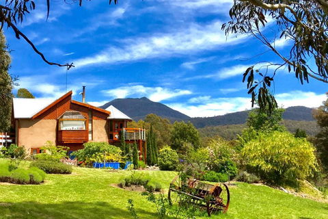 STUNNING HOME WITH AMAZING VIEWS - Just 20 Mins To The City And Only 10 To MONA! - Accommodation Fremantle 1