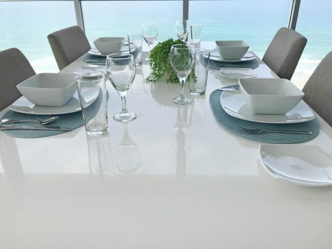 Stunning Views, Air On Broadbeach!Wine, Wifi, Parking - Accommodation Fremantle 3