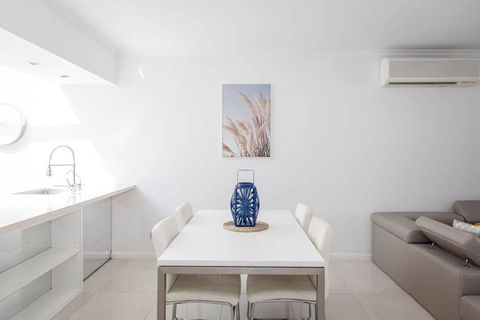 Stylish Executive Apartment With Balcony - Accommodation Fremantle 3